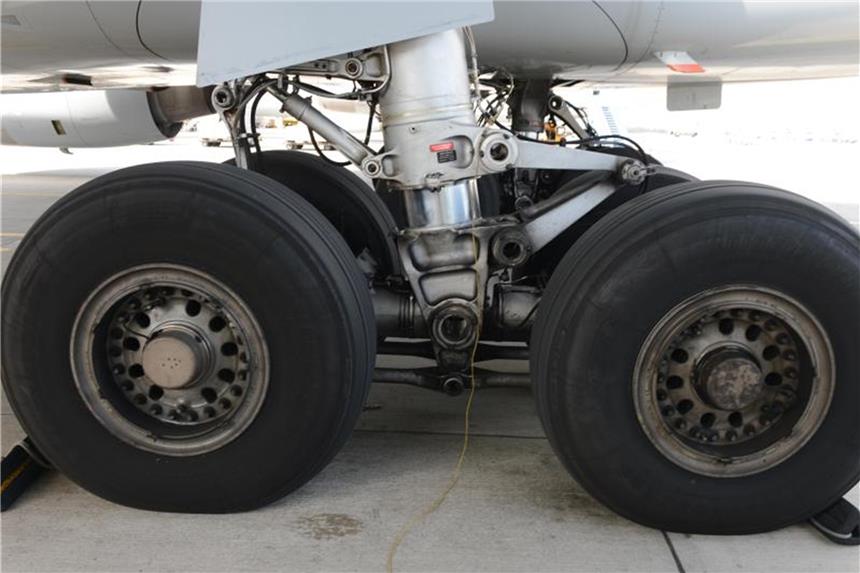 Entschädigung bei Flugverspätung wegen Nagel im Reifen Technische Probleme, wie ein defekter Reifen, zählen nicht zu außergewöhnlichen Umständen. Foto: Felix Hörhager