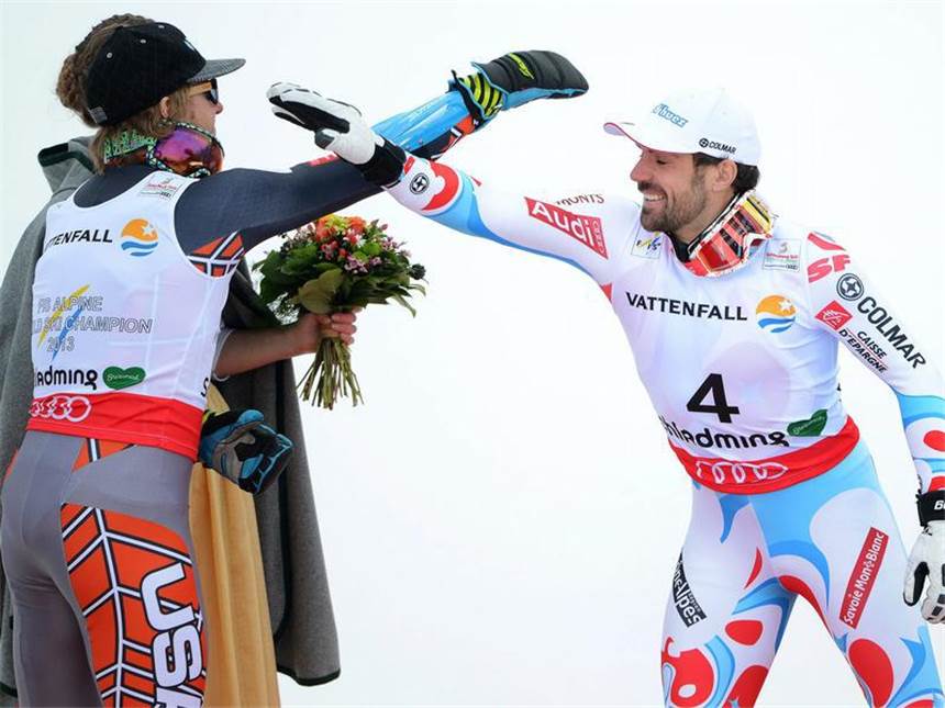 Ligety holt sich Gold im Super-G Ted Ligety (l) begrüßt Gauthier de Tessieres auf dem Podium. Foto: Helmut Fohringer