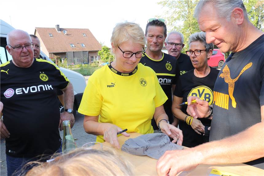 Teddy de Beer verrät Olfener BVB-Fans wie er sich auf Elfmeter vorbereitet hat Teddy de Beer schrieb bei seinem Besuch des Olfener BVB-Fanclubs viele Autogramme auf Karten, Taschen und Mützen.