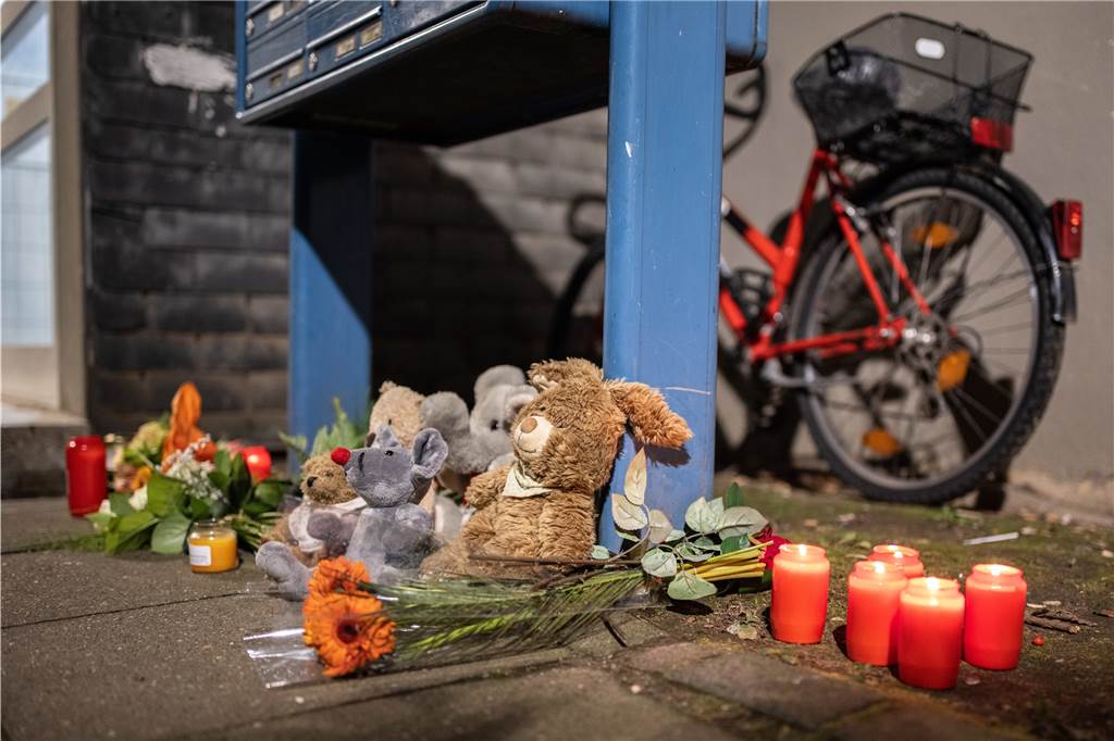 Mordkommission ermittelt im Fall Solingen - Experte glaubt an Überforderung der Mutter Teddybären, Kerzen und Blumen liegen und stehen vor einem Haus. Eine 27-jährige Mutter soll in Solingen fünf Kinder umgebracht haben.