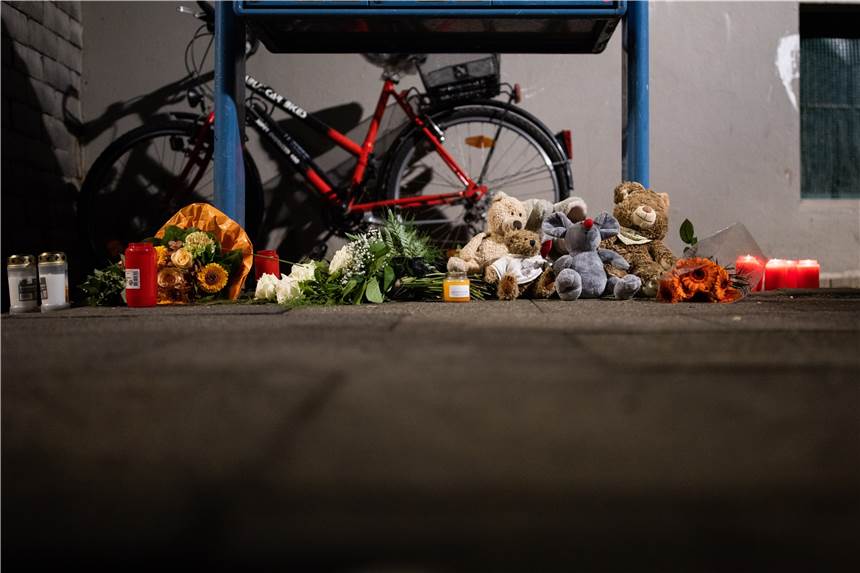 Fünf getötete Kinder in Solingen: Hat der Vater den Mord in Auftrag gegeben? Teddybären, Kerzen und Blumen liegen vor einem Haus. Eine 28-jährige Mutter soll in Solingen fünf Kinder umgebracht haben.