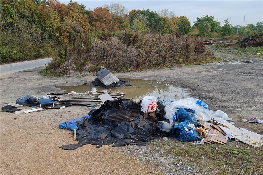Sondermüll am Lippedeich in Haltern entsorgt - Lippeverband ist empört Teerpappe, Eternit-Platten und mehr wurden einfach am Rande der Lippedeich-Baustraße abgeladen.