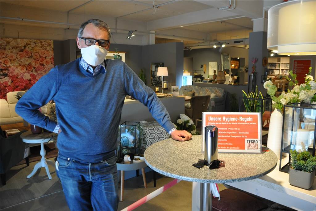 Wiedereröffnung: Castrop-Rauxels Möbelhäuser erleben großen Andrang Tegro-Geschäftsführer Stephan Rosemeyer ist wie alle seine Mitarbeiter mit Maske im Geschäft unterwegs. Dort reduziert man den Einlass auf einen Kunden je 50 Quadratmeter.