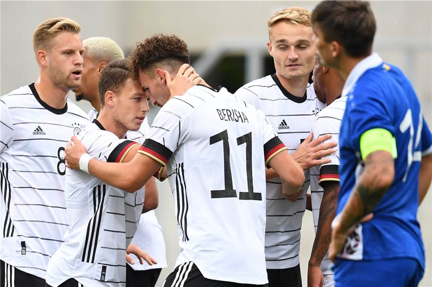 Gelungenes U21-Debüt: Amos Pieper bleibt trotzdem bescheiden Teil der Jubeltraube: Amos Pieper (r.) freut sich über den Treffer der deutschen U21.