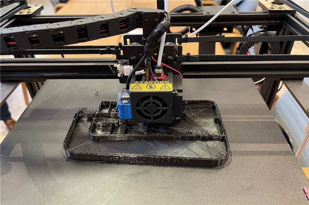 Sportlerheim aus XXL-3D-Drucker: SC Capelle wird bundesweit Vorreiter Teile aus Kunststoff zu drucken ist bei vielen Firmen schon Standard geworden. Hier entsteht gerade ein Modell des geplanten Vereinsheims des SC Capelle. Umgesetzt werden soll das Projekt dann mit einem XXL-Betondrucker.