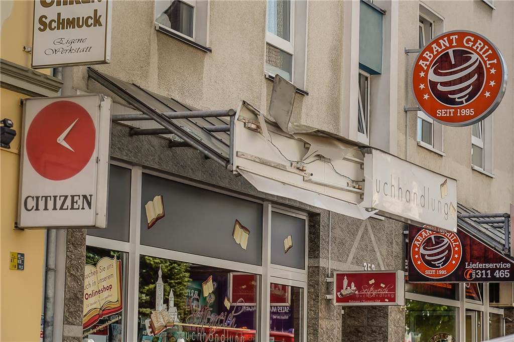 Mauerbrocken lösten sich und stürzten auf den Gehweg Teile der Eingangsüberdachung einer Buchhandlung wurden durch die herabfallenden Mauerbrocken abrissen.