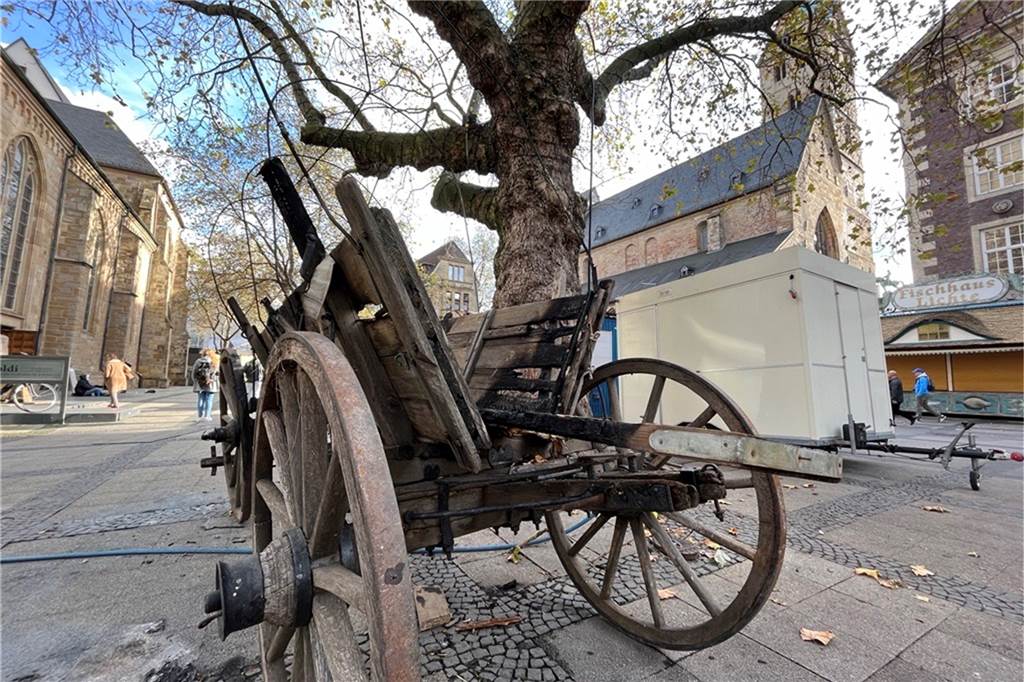 Hansemarkt-Kutsche angezündet: Polizei sucht Zeugen der Brandstiftung Teile der Holzkutsche sind nach dem Brand schwarz verkohlt.