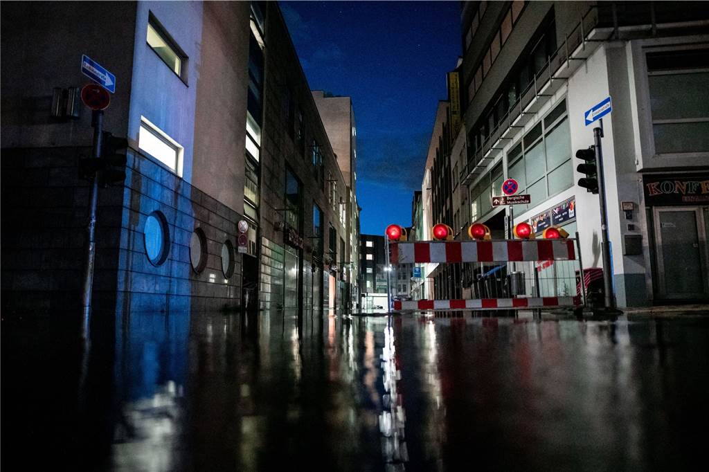 Unwetter in NRW: Zahl der Toten steigt, über Tausend Menschen werden noch vermisst – Liveblog Teile der Innenstadt sind gesperrt. Die Wupper in der Wuppertaler Innenstadt tritt über das Ufer.