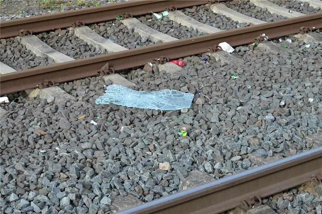 Immer wieder Vandalismus: Preußenbahnhof in Lünen bekommt Videoüberwachung Teile der zerstörten Glasscheibe lagen sogar in Gleisbett.