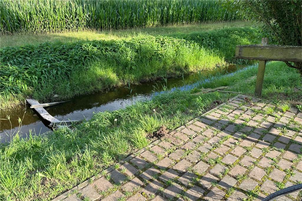 Ahaus e.V. ist stinksauer: Unbekannte beschädigen Pausenbank an der Aa Teile des Holzzauns hatten die Unbekannten Ende Juli aus dem Boden gerissen und in die Aa geworfen. Diesen Schaden hatten Mitarbeiter des Bauhofs schnell repariert.