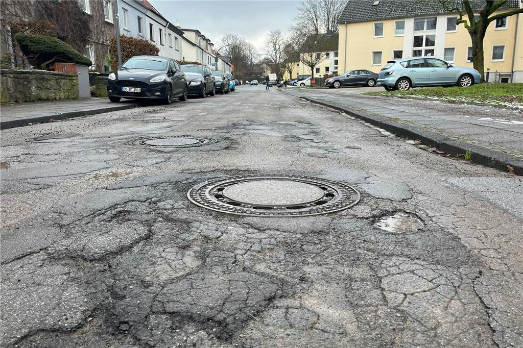 Schlagloch-Problematik am Kirschbaumweg: Wird etwas unternommen? Kirschbaumweg Brackel Dortmund Straßenschäden Schlagloch Schlaglöcher