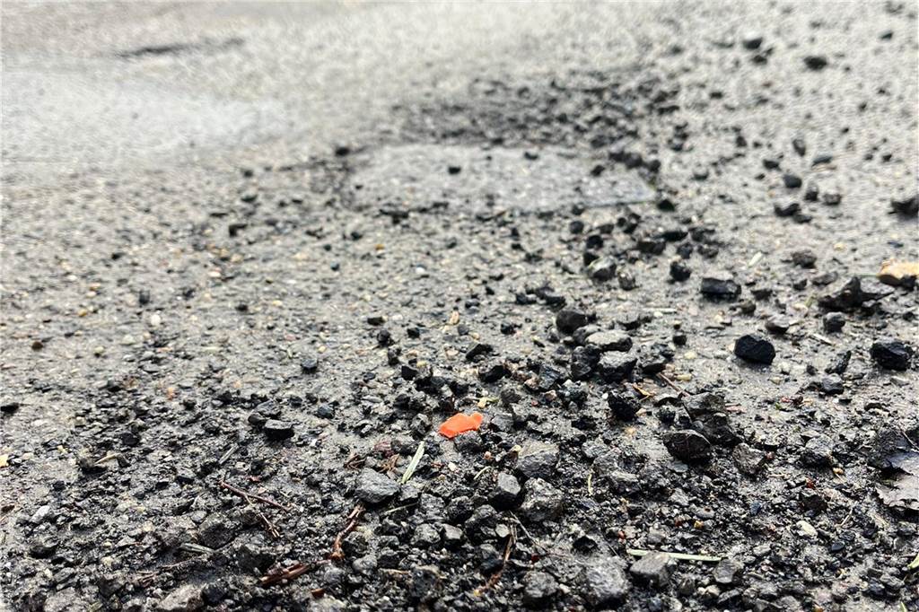 Schlagloch-Problematik am Kirschbaumweg: Wird etwas unternommen? Schutt Teer Straßenschäden Marode Schlagloch