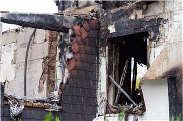 Teile eines Hauses sind nach einem Brand zerstört. Bei dem Hausbrand sind zwei Menschen gestorben. Foto: Christophe Gateau