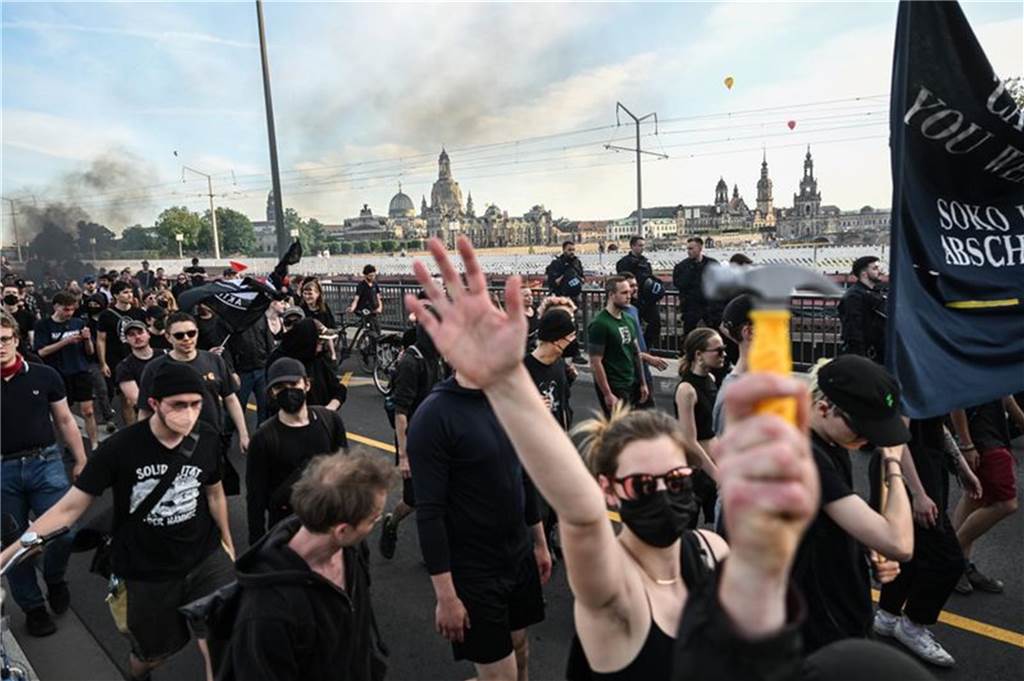 Prozess gegen Lina E.: Studentin aus Leipzig zu mehr als fünf Jahren Haft verurteilt Teilnehmer demonstrieren in Dresden gegen die Verurteilung der mutmaßlichen Linksextremistin Lina E.