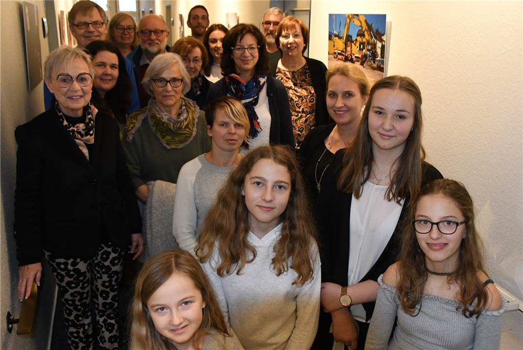 Musikschule in Selm: Diese Fotos im Amtshaus Bork sollen Lust auf Musik machen Teilnehmer der Ausstellungseröffnung mit Bildern von Musikschülern im Borker Amtshaus.