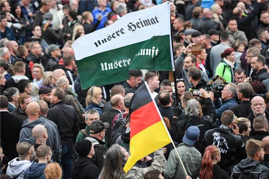Wie blickt die Welt auf Chemnitz? Teilnehmer der Demonstration von AfD und Pegida, der sich auch die Teilnehmer von Pro Chemnitz angeschlossen haben, ziehen zum Karl-Marx-Denkmal. Foto: Ralf Hirschberger