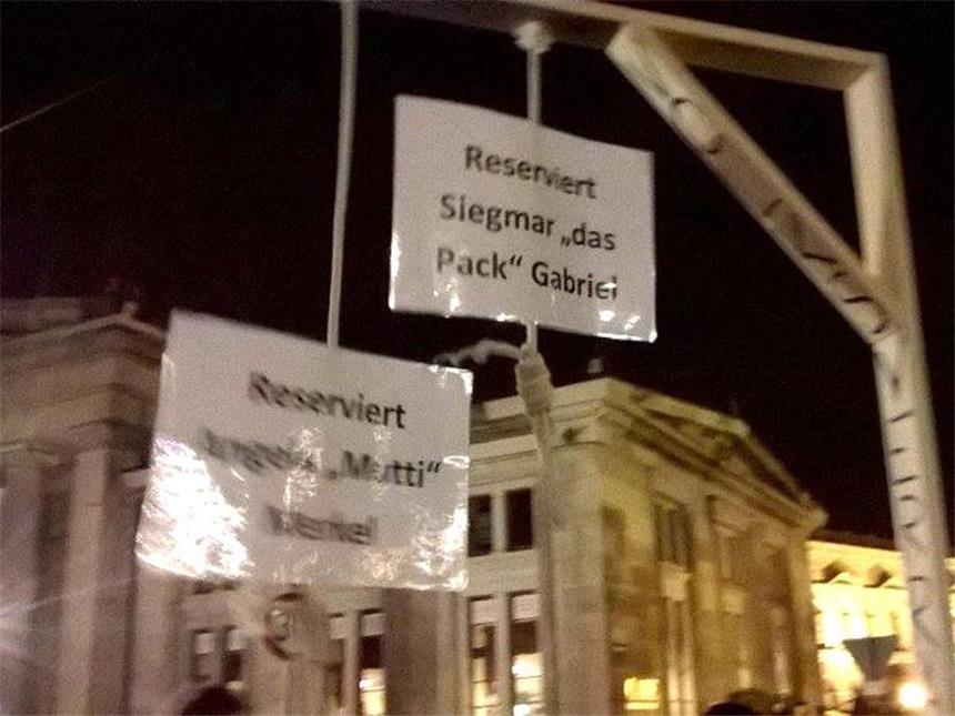 Ermittlungen gegen Unbekannt wegen Galgen bei Pegida-Demo Teilnehmer der Pegida-Demo in Dresden halten einen gebastelten Galgen hoch sind. Foto: Nadine Lindner