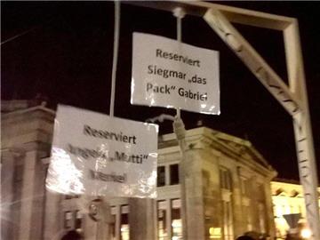 Teilnehmer der Pegida-Demo in Dresden halten einen gebastelten Galgen hoch sind. Foto: Nadine Lindner