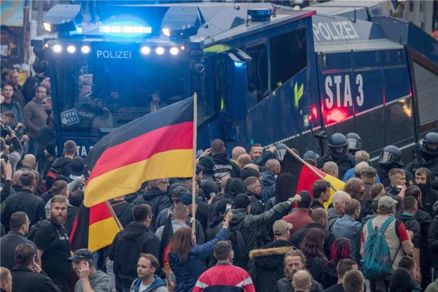 Minister: Standort Sachsen ist nach Chemnitz geschädigt Teilnehmer einer Demo von AfD und Pegida am 1. September in Chemnitz. Foto: Boris Roessler