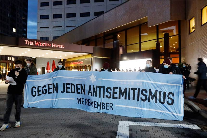 Gil Ofarim: Hotelmitarbeiter nach Antisemitismus-Vorfall in Leipziger Hotel beurlaubt Teilnehmer einer Demonstration des Bündnis "Leipzig nimmt Platz" stehen vor dem «Westin Hotel» Leipzig. Nach Antisemitismus-Vorwürfen haben sich am Abend Hunderte Menschen vor dem «Westin Hotel» Leipzig versammelt, um Solidarität mit dem Musiker Gil Ofarim und Jüdinnen und Juden in Deutschland zu zeigen.
