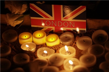 Teilnehmer einer Mahnwache zünden am Trafalgar Square in London Kerzen an, um den Opfern des Terroranschlags in Westminster zu gedenken. 