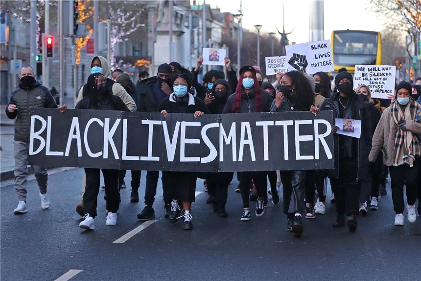 Black Lives Matter für Friedensnobelpreis nominiert Teilnehmer einer Mahnwache zum Gedenken an George Nkencho tragen ein Transparent mit der Aufschrift "Black Lives Matter". Nkencho wurde von der irischen Nationalpolizei vor seinem Zuhause in Clonee erschossen.