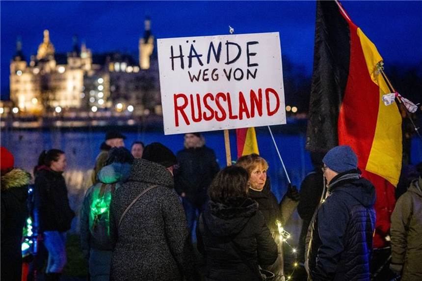 So geht die rechte Szene mit dem Ukraine-Krieg um Teilnehmer einer Protestaktion gegen die Corona-Schutzmaßnahmen - sie nutzen jetzt den Ukraine-Krieg für sich.