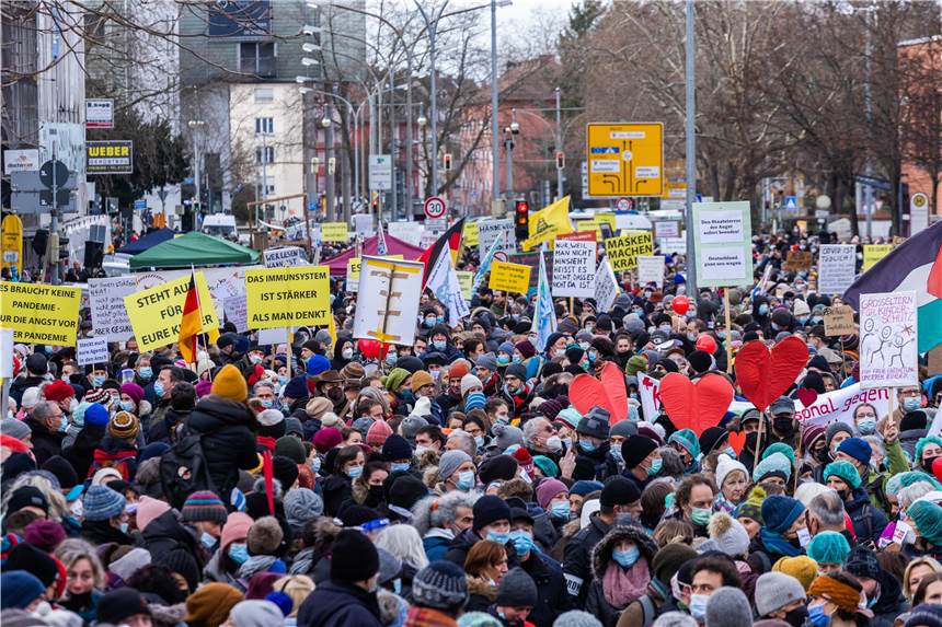 Bürgerlich oder rechtsextrem? Wer hinter den Corona-Protesten steckt Teilnehmer einer "Querdenker"-Demonstration stehen in der Freiburger Innenstadt.