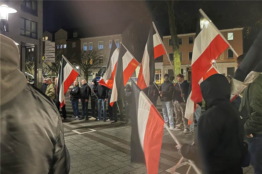 Verfassungsschutz: Dortmund „relevantestes Zentrum“ für Rechtsextremismus in NRW Teilnehmer einer rechtsextremen Demonstration im November 2024 auf dem Wilhelmplatz in Dorstfeld