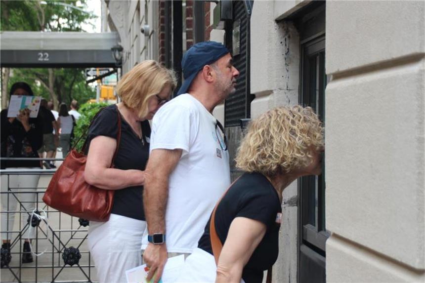 New York mit der Nase erkunden Teilnehmer einer "Riech-Tour" schnüffeln an einem Haus in New York. Foto: Christina Horsten