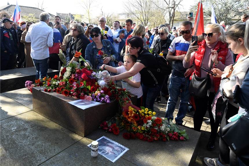 Großer Autokorso in NRW zeigt Solidarität mit Russland Teilnehmer eines Autokorsos mit mehreren hundert Fahrzeugen legen am sowjetischen Ehrenmal auf dem Friedhof in Bonn-Lessenich Blumen nieder.
