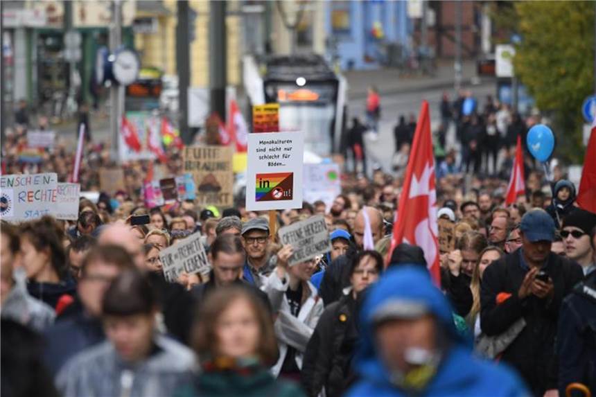 AfD-Kundgebung: 4000 protestieren gegen Rechts Teilnehmer eines Demonstrationszuges ziehen auf dem Weg zum Familienfest des Bündnisses „Rostock Nazifrei“ auf dem Universitätsplatz durch die Stadt. Foto: Ralf Hirschberger