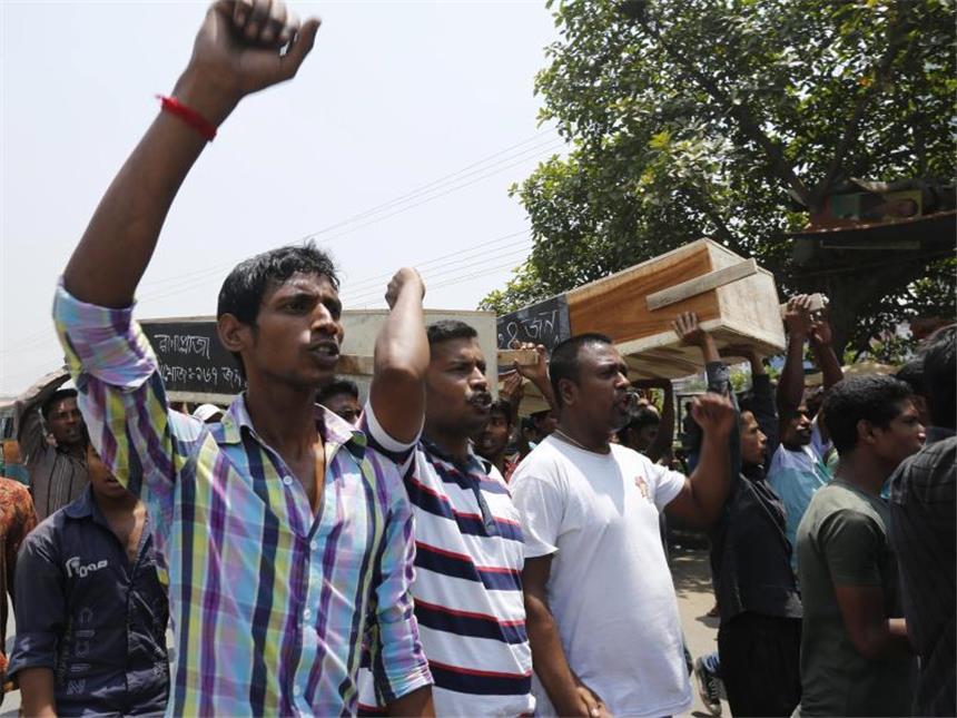 Nach Bangladesch-Katastrophe: Massive Kritik an Textilbranche Teilnehmer eines Protestzuges in der Hauptstadt von Bangladesch, Dhaka. Foto: Abir Abdullah