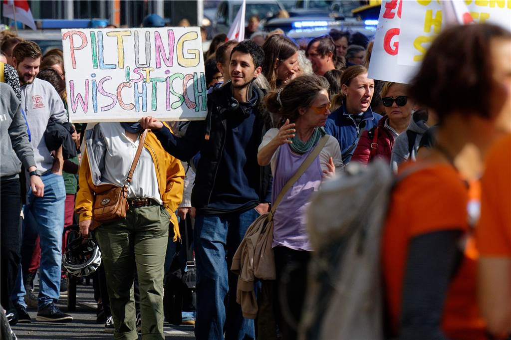 Tausende demonstrieren für besseres Bildungssystem: Lehrermangel und marode Schulen in NRW Teilnehmer halten bei einer Demonstration anlässlich des bundesweiten Bildungsprotesttags Plakate.