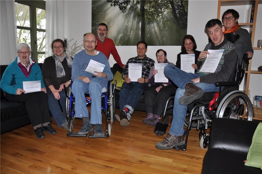 Teilnehmerin Margret Höseler (v. l.), Kursleiterin Dr. Jutta Hollander, Teilnehmer Helmut Nabers, Kursleiter Klemens Telaar, Betreuer Dirk Elsing, Teilnehmerin Angelika Lottmer, Betreuerin Silvia Kilbinger, Teilnehmer Ulrich Fehlker und Hausleitung Elisabeth Bagus bei der Ausgabe der Zertifikate.