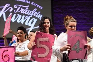 Teilnehmerinnen bei der Fashion-Gala "Fräulein Kurvig" in Mönchengladbach. Foto: Henning Kaiser
