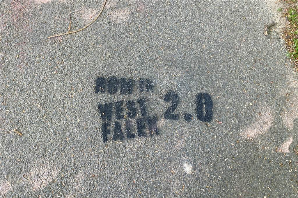 Rote und schwarze Fußspuren auf Halterner Gehewegen: Wo führen sie hin? Teilweise nicht auf den ersten Blick zu erkennen. Bei dem Graffiti handelt es sich um eine Marketing-Aktion für die neue Ausstellung im Römermuseum.