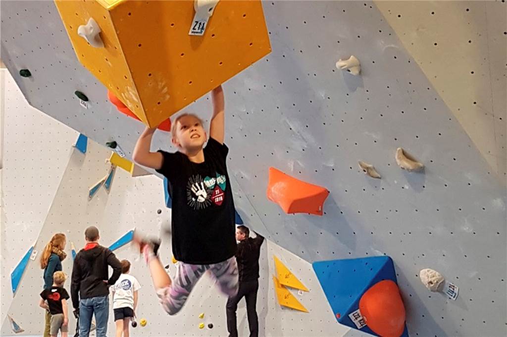 Höher, schneller, sicherer - Ida Nowok (13) klettert nach ganz oben - und bald im Fernsehen? Teilweise nur mit den Fingerspitzen hält sich Ida Nowok freihängend in den Kletterwänden.