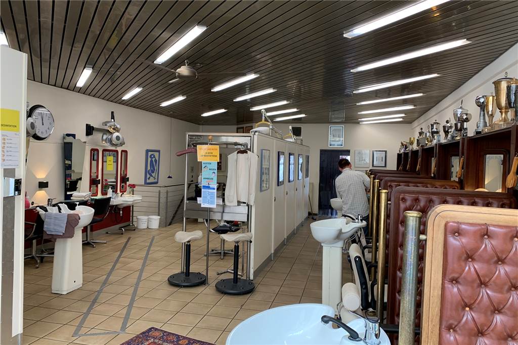 Friseure in Dortmund: Mangelnde Corona-Hygiene in einigen Salons Teilweise öffnet Kulig seinen Laden früher, damit sich nur ein Kunde im Geschäft befindet.