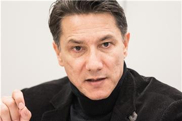 Tekin Nasikkol spricht während einer Pressekonferenz. Foto: Marcel Kusch/Archiv