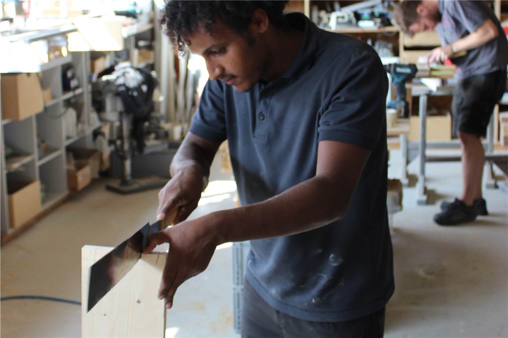 Angehende Experten für den Werkstoff Holz Tekle hat erst in diesem Jahr mit seiner Ausbildung begonnen, freut sich aber auf die Arbeit im Handwerk.