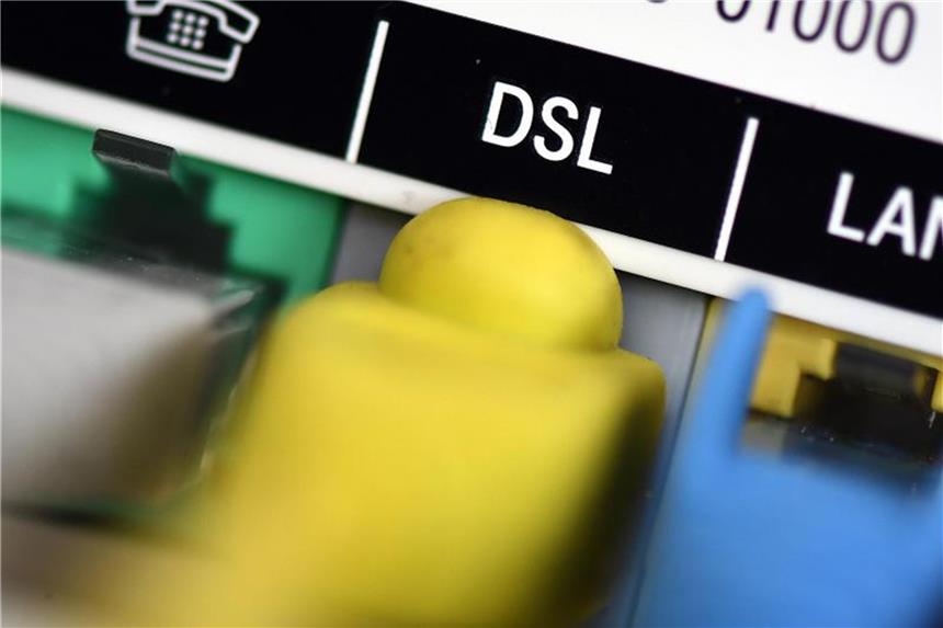 Forscher finden Schwachstellen in E-Mail-Verschlüsselung Telefon- und Netzwerkkabel stecken in einem Router. Foto: Federico Gambarini