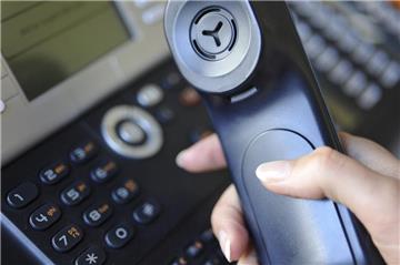 Telefonanbieter-Wechsel:
Immer wieder suchten verzweifelte Telefon-Besitzer die Verbraucherzentrale auf, denn sie hatten sich auf den Weg gemacht, ihren Telefon-Anbieter zu wechseln. Die Verbraucherzentrale half dabei, Ansprechpartner zu finden, wenn, wie in vielen Fällen, wochenlang auf einen Telefonanschluss gewartet werden musste. Es gab auch viele Beratungen zu den Themen Handy- und Mobilfunkvertrag. 