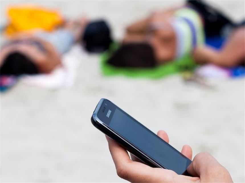 Roamingfreie Zone: Telefonieren und Surfen ohne Kostenschere Telefonieren am Strand wird günstiger: Die Zusatzkosten für Handynutzer im EU-Ausland werden wie geplant im Juni 2017 abgeschafft. Foto: Daniel Naupold