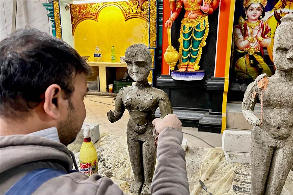 Neuer Götterturm der Hindu-Gemeinde Hombruch: Ihn schmücken 80 Figuren Götterfiguren für einen Hindu-Tempel