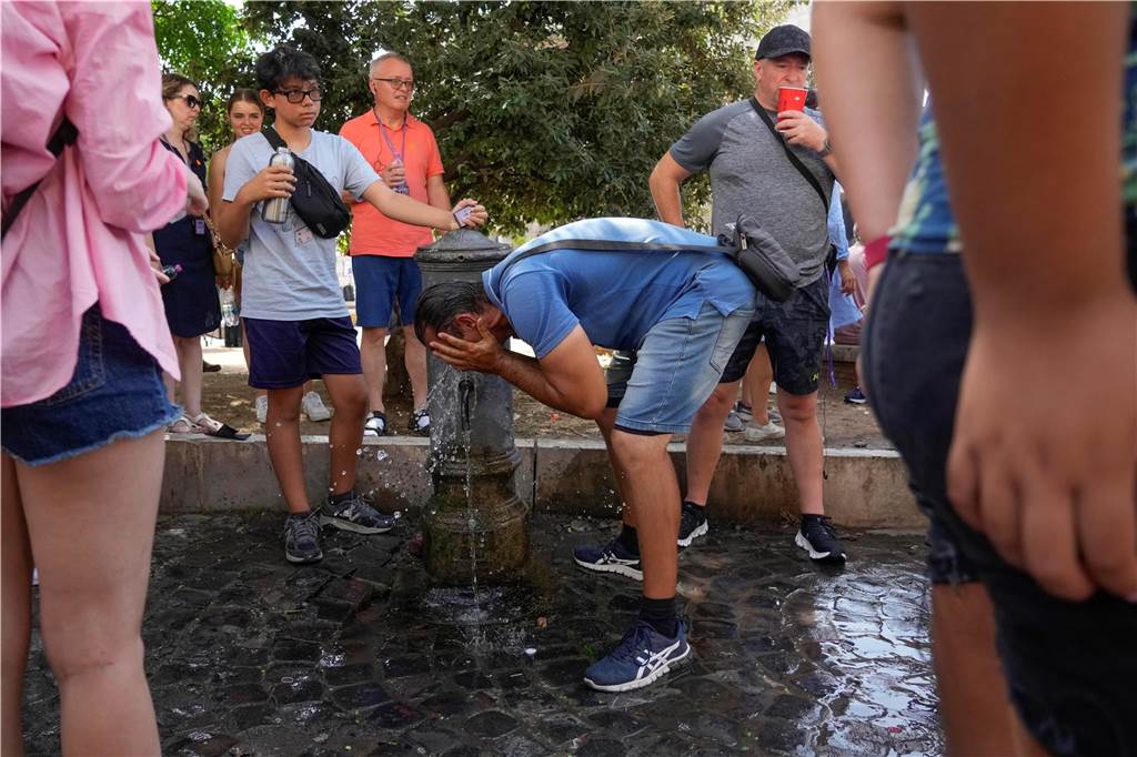Farbe kann Erderwärmung beeinflussen: Wie die Königin der Klimafarben die Welt retten könnte Ein Mann erfrischt sich an einem Brunnen.