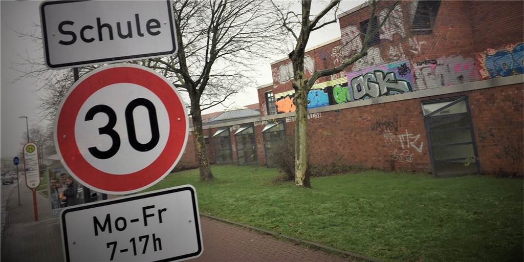 Riesen-Debatte um Tempo 30: Viele Kommentatoren wettern dagegen Tempo 30 auf der Bahnhofstraße: An den Schulen (hier WBG, aber auch EBG und MLKS) gilt werktags von 7 bis 17 Uhr Tempo 30. Auch in den Ferien. Für die FDP ist das ein No-Go, für die Koalition aus SPD und Grünen soll es künftig 24 Stunden am Tag an sieben Tage in der Woche gelten.