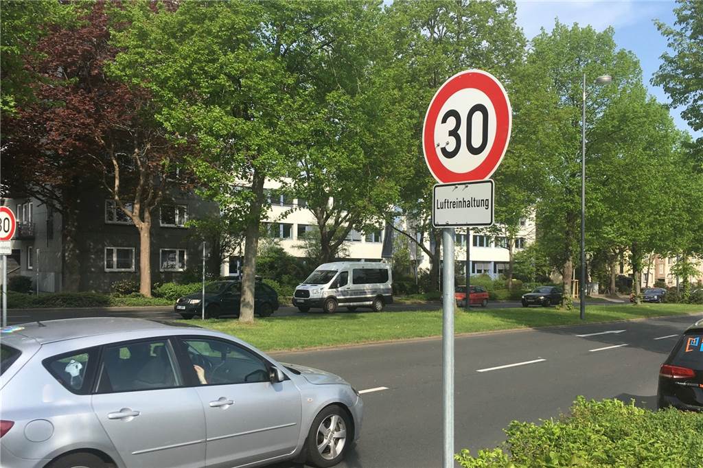 Tempo 30 gilt seit dem 24. April 2020 auf der Ruhrallee - so sollen sich die Luftschadstoffe langfristig verringern.