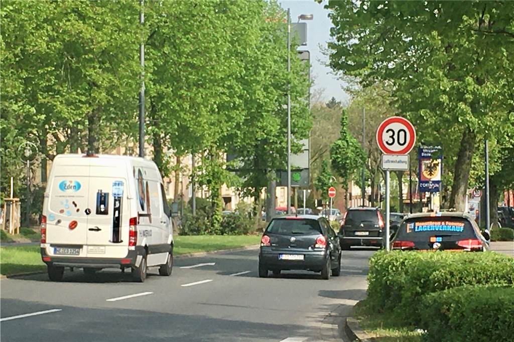 Ruhrallee: Zahl der geblitzten Autos steigt um mehr als 1000 Prozent Tempo 30 gilt seit dem 24. April an der Ruhrallee. Der Blitzer erwischte in den ersten Tagen zahlreiche Temposünder.