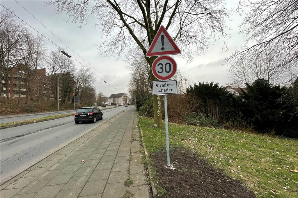 Debatte um Tempo 30: Bald nur noch gedrosselt durch Castrop-Rauxel? Tempo 30 gilt seit einigen Monaten am Altstadtring. Derzeit aber nur wegen der schlechten Straßenverhältnisse.
